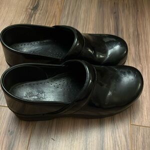 Patent leather Danskos